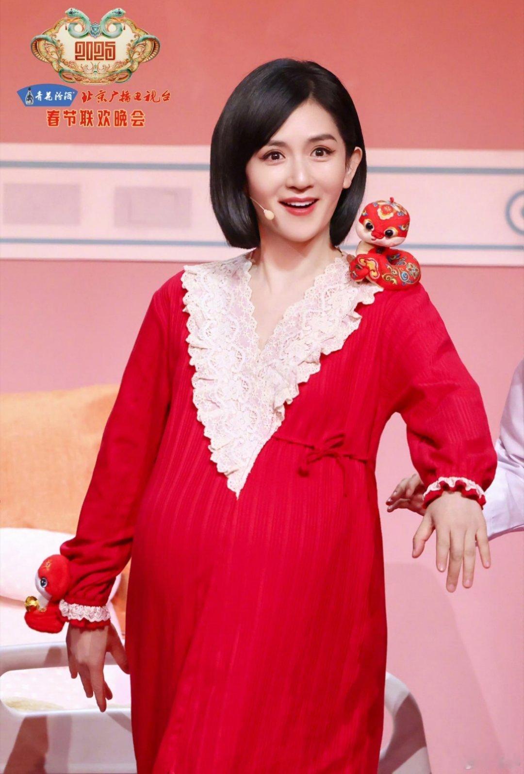 谢娜小品  太阳女神谢娜在小品里本色出演怀孕的妈妈，演技非常细腻。已经是三个女儿