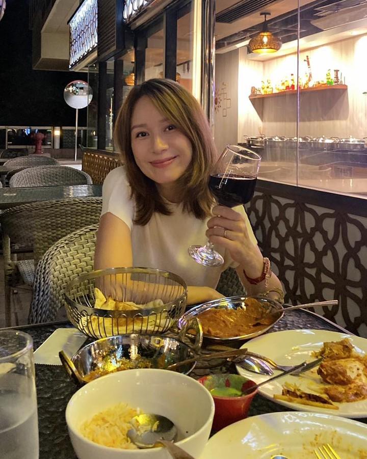 她以前经常出现在香港TVB电视剧，一般都是饰演配角，长得还是挺漂亮，还有多少人能