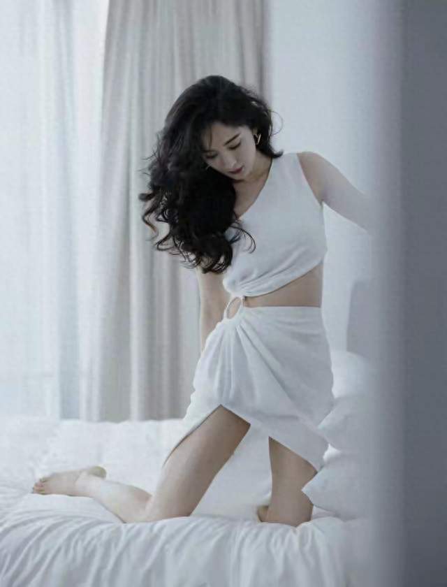 杨幂：你没见过的居家写真，太奔放了！