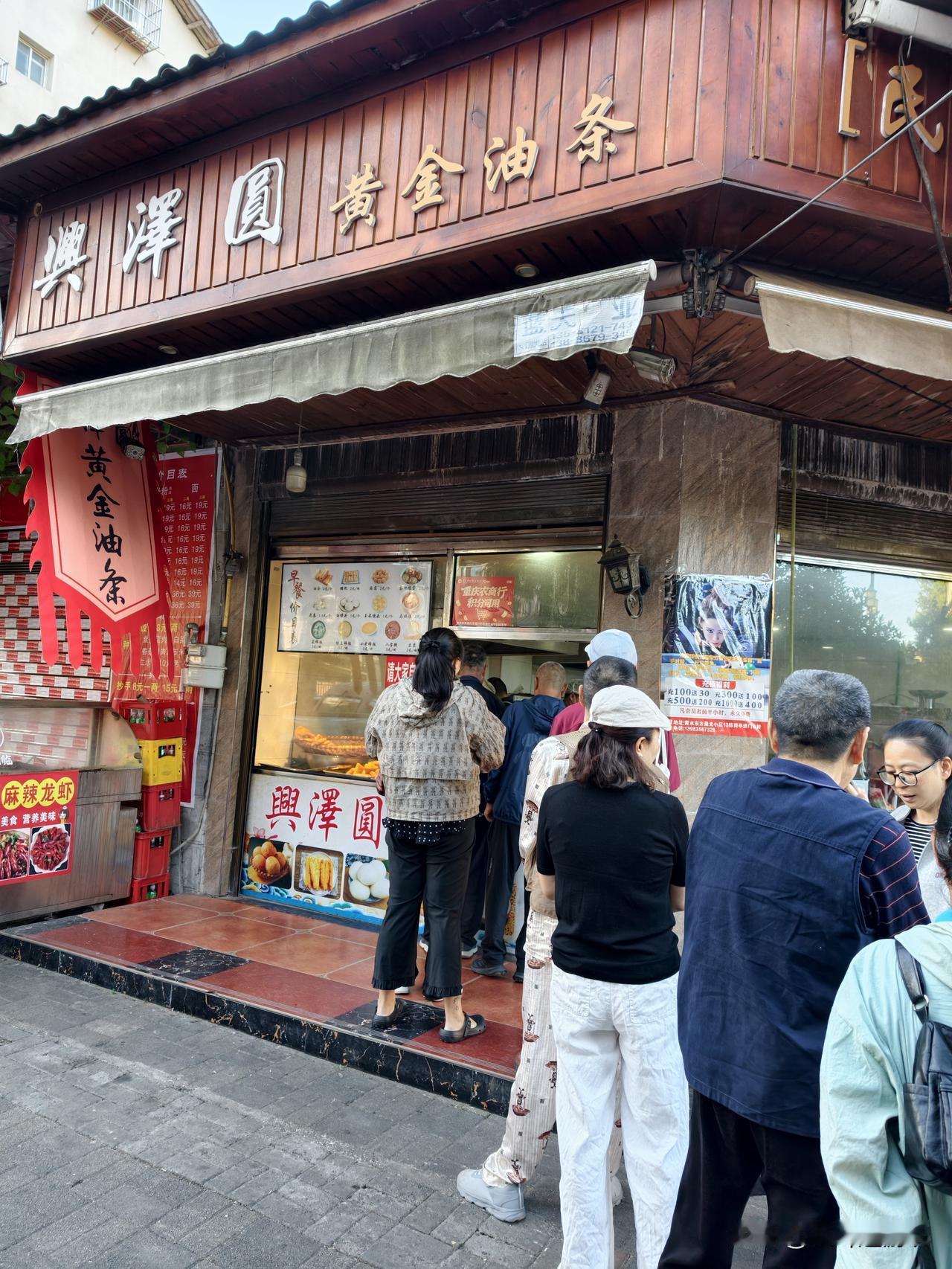 今天是9月1日，黄水避暑大军走后，网红油条排队的人明显减少了！
