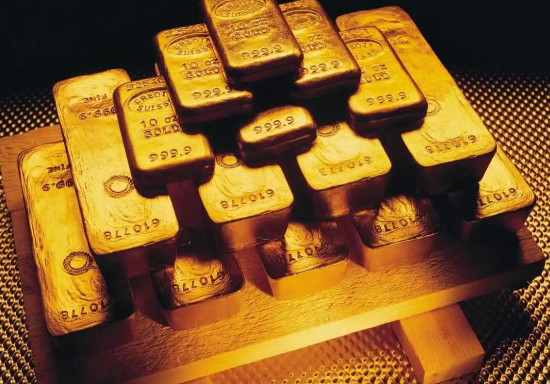 今年开春那会儿，黄金还跟打了鸡血似的，一路冲到5600美元的高位，谁都没想到，没