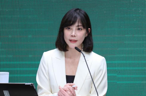 台“行政院”发表声明，
4月16日，针对大陆再次呼吁台方尽快全面恢复两岸客运直航