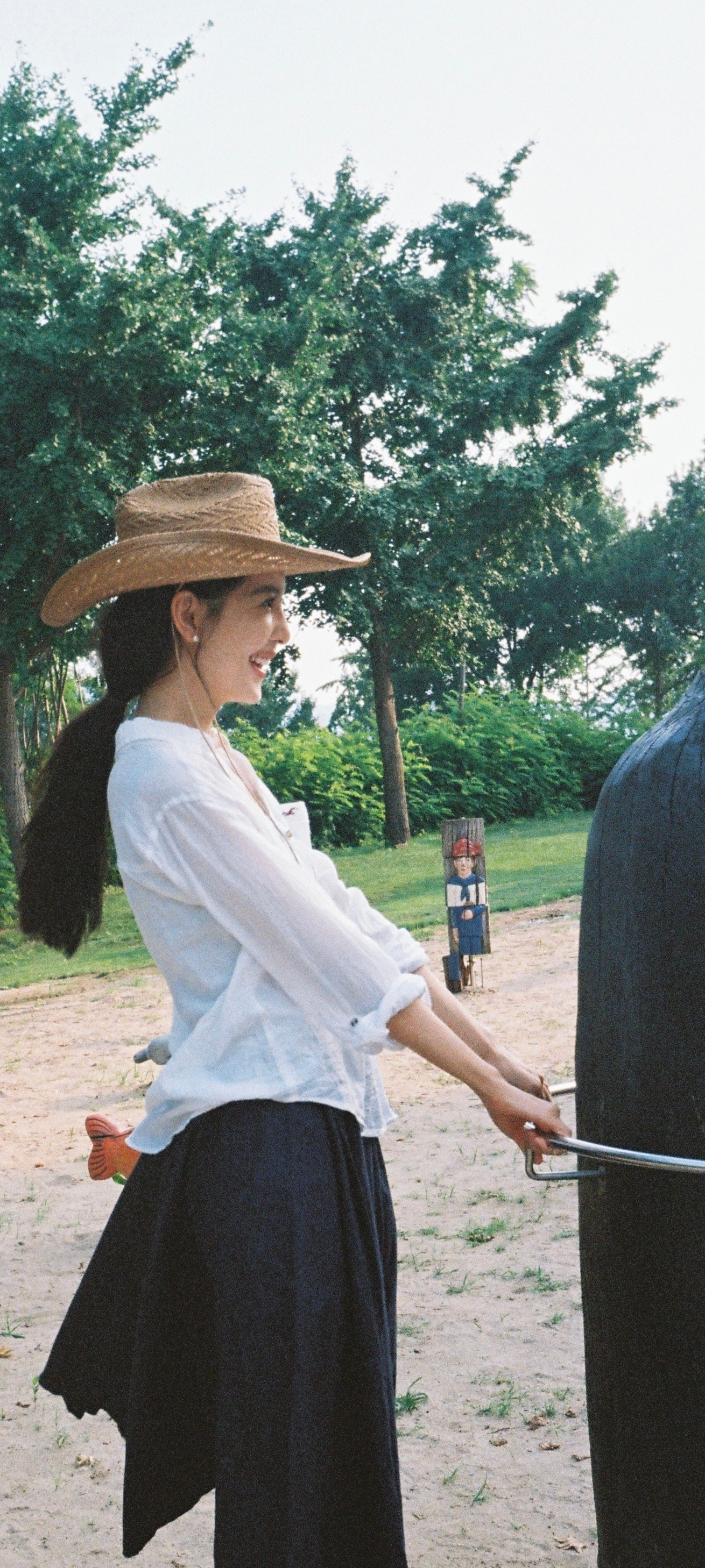 章若楠今日私服穿搭壁纸，黑白夏日色彩，甜美的草帽女孩。章若楠