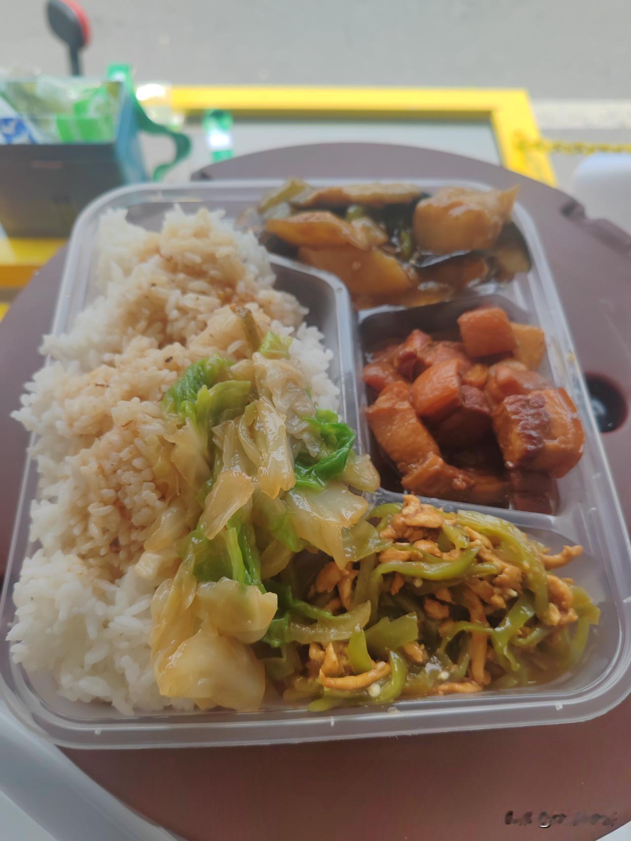 你附近有10元管饱的盒饭吗附近没有这样的盒饭，工地附近应该有。北杨市场这里有一家