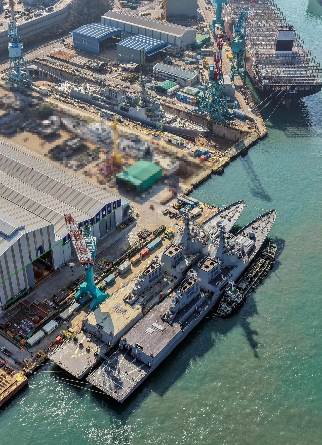 三艘正祖大王级驱逐舰同框建造舾装
韩国KDX-III Batch-II宙斯盾舰，