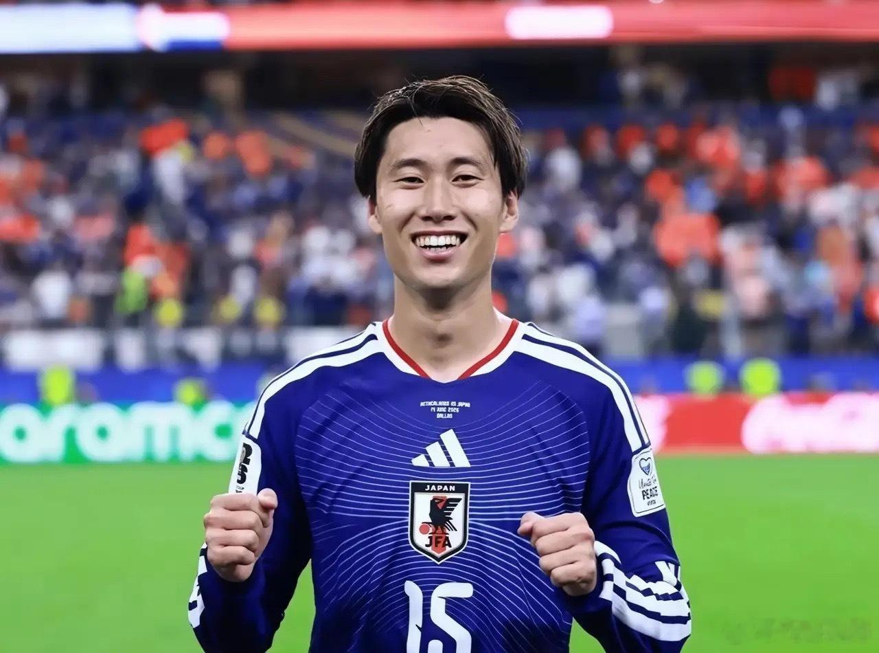 镰田大地真是福将！第一场比赛日本队对阵荷兰第89分钟，镰田大地被队友的头球击中背