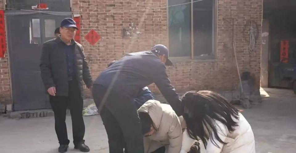 山东76岁老人狂奔200米跳河救人，被救女孩一家上门跪谢恩人。老人：谁看见都会这