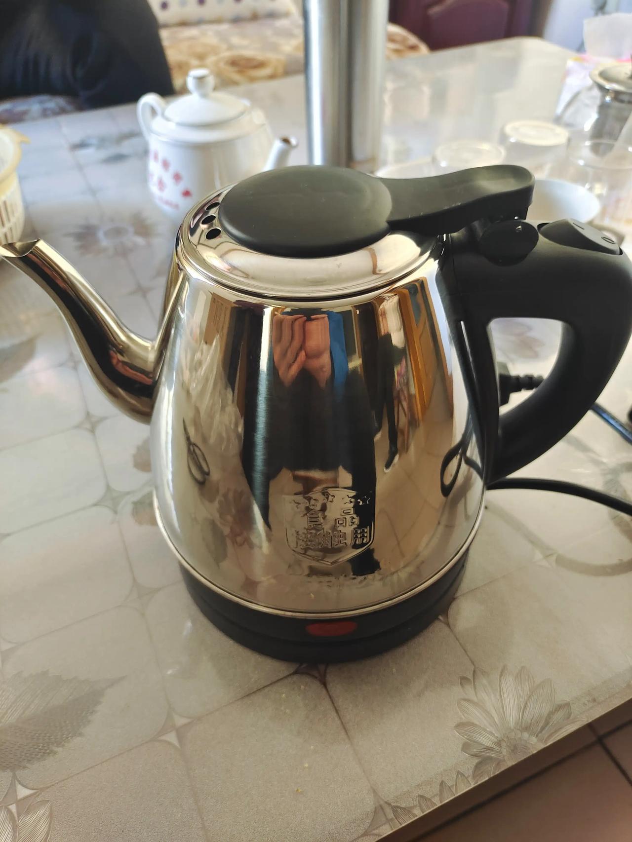 12月7日，成都的徐女士在家发现，自己网购的网红恒温壶烧水存在异常情况，水烧到1