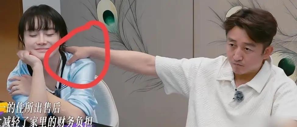 细节是骗不了人的
仔细看邹市明节目里的下意识动作
你就会发现，他们夫妻之间不是没
