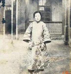 1925年，24岁的青楼女子张素贞正在接客，突然间，她宽衣解带的时候，一把枪对准