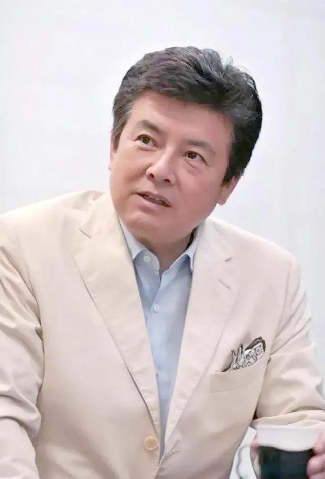 在日本演艺圈，三浦友和与山口百惠堪称“反常规”典范。他们不依赖儿子养老，反而刻意