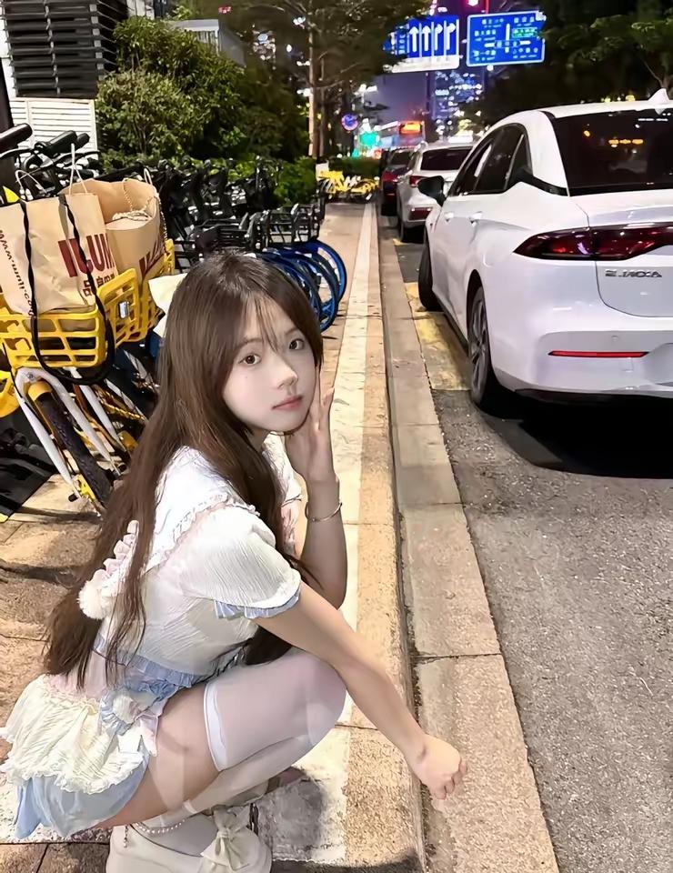夜晚街头的甜美少女，车流中的温柔瞬间夜景气质少女 夜景女孩 城市街头少女 街拍清