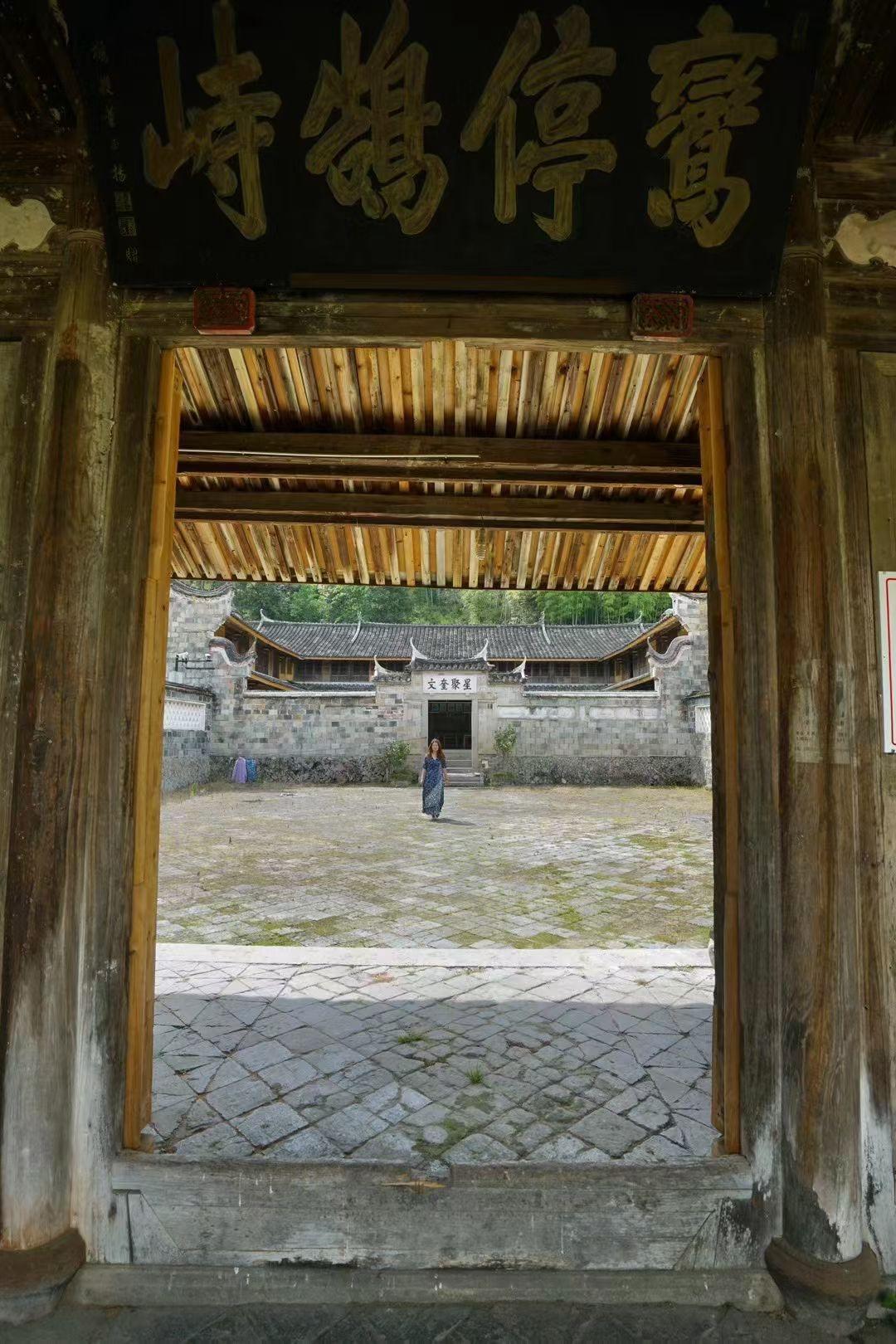 泗溪出来，导航喊掉头，我没听。拐进泰顺深山，撞见两百年空宅。没人，没门票。青苔石