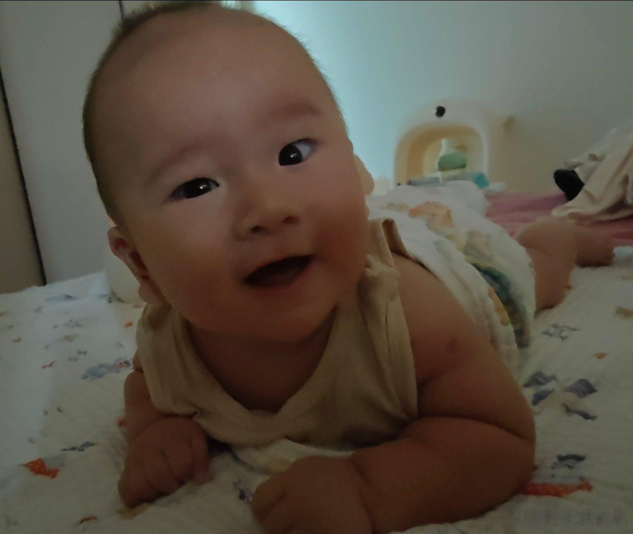 谁家崽早上六点就起床冲你笑啊，这真受不了啊啊啊啊，光想抱住猛亲，太可爱了