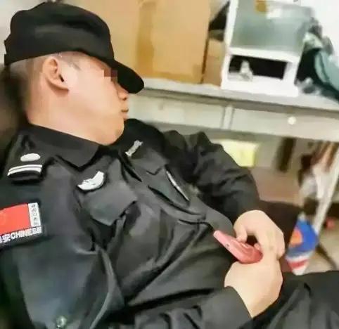 这次的事可能还没完。

吉林白山一名六十岁大爷退休后去学校当夜班门卫，每天工作十