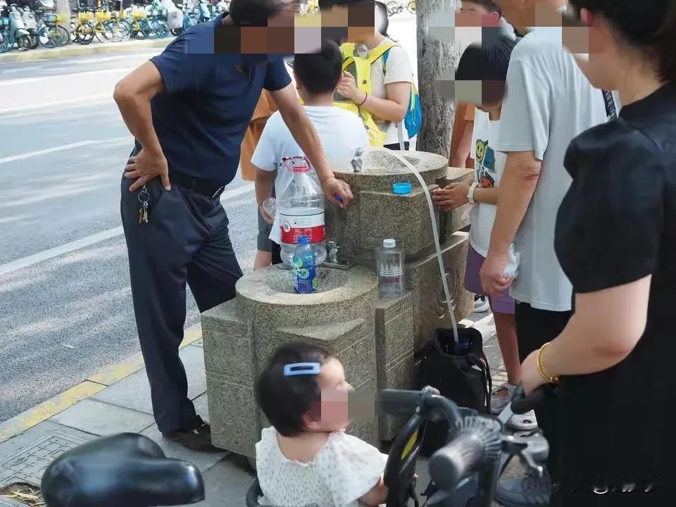7月4日傍晚，在济南大明湖景区南侧，一些直饮水台前又出现了市民用管子和大桶接水的