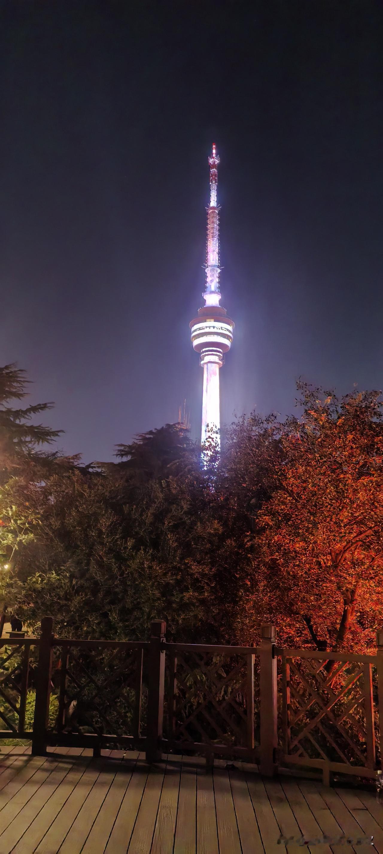 武汉长江大桥的夜景很美啊！

今天晚上夜游武汉龟山电视塔。

拍了很多照片。大家