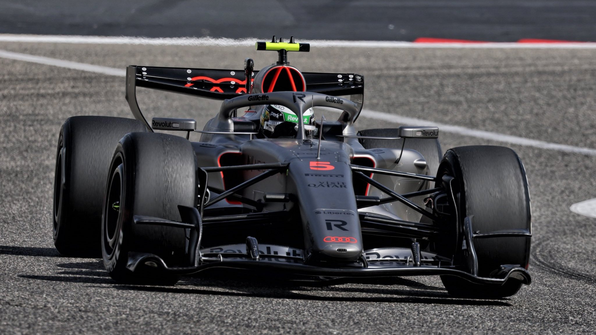 F1 奥迪在巴林测试中带来了一辆B版赛车，尤其是侧箱的样子已经完全变了！这样的设