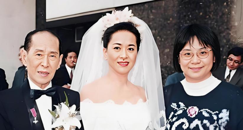 这是76岁的邓永祥与46岁的洪金梅在香港举行婚礼时拍下的照片，一个不年轻的女人能