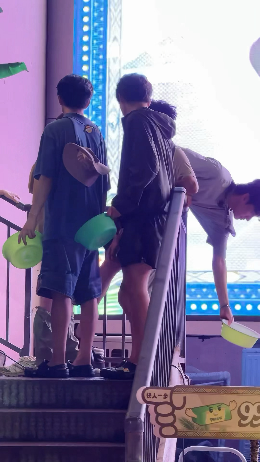 王安宇一秒切换战斗模式 顺毛安宇鞋子一提立马切换魔丸模式！给我狠狠泼他
