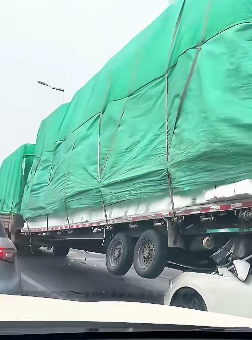 BYD比亚迪的质量真是谜一样的“硬核”！10万块的车，竟像坦克般把整个卡车顶了起