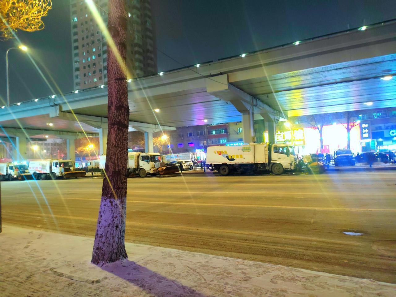 今天哈尔滨又下雪了，和兴路看到5大台清雪车停在马路边 

夜幕降临，清雪车已经准