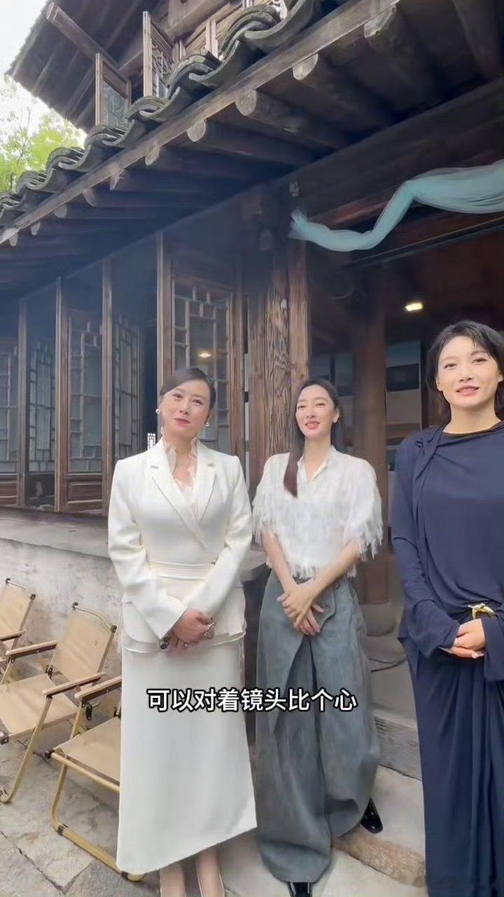 翁虹以为饭撒是犯傻 翁虹被要求饭撒，误以为是犯傻，一脸认真质疑，反差感拉满，不懂