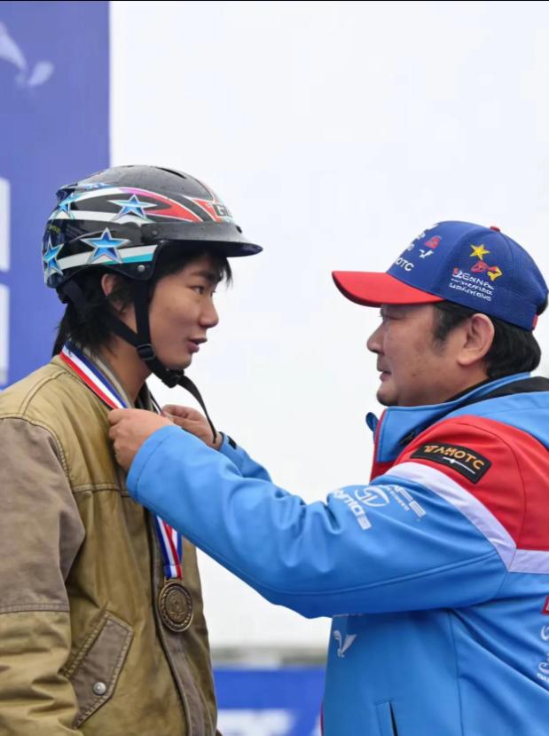 39岁张雪给19岁的自己颁奖：“你看，我们真的追上了。”
如果时间可以折叠，20