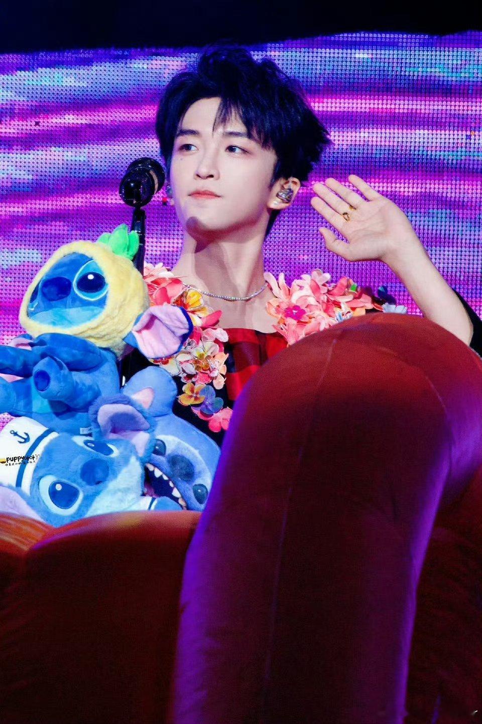 黄子弘凡花城巡演穿了一身花我的妈呀，黄子弘凡真的是太用心了呢，在广州巡演上穿了一
