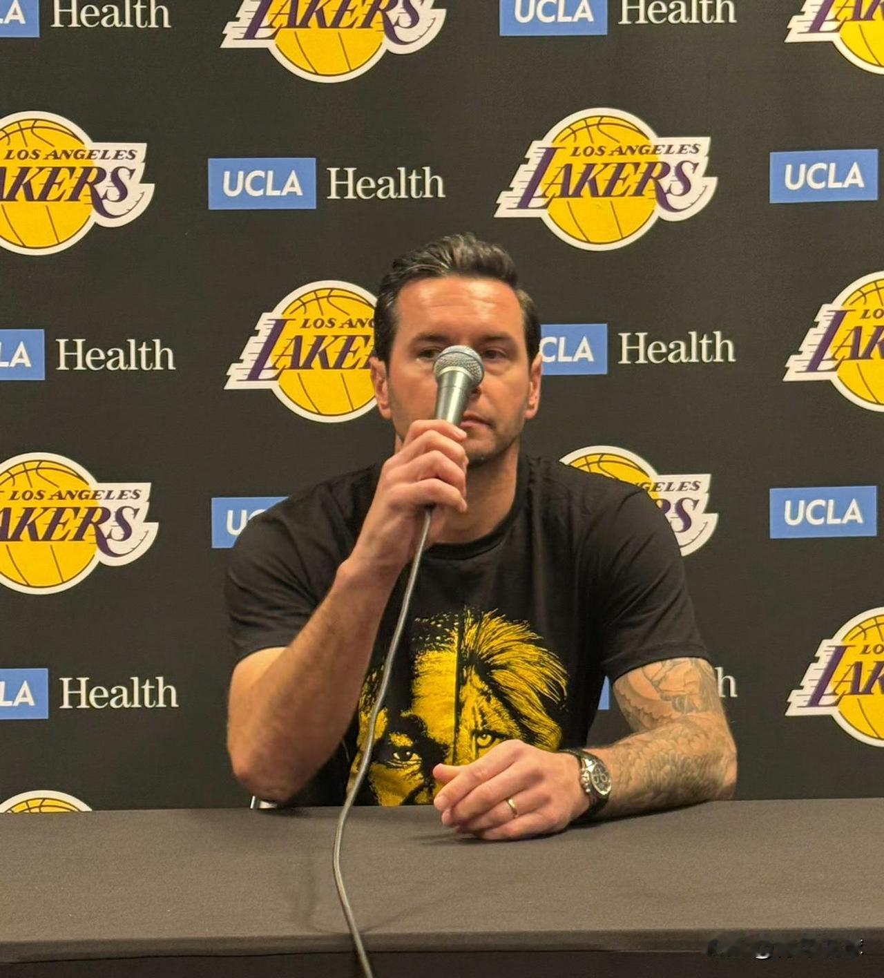 雷迪克太会提供情绪价值了吧！

今天，湖人队将客场挑战雄鹿队。赛前，雷迪克在接受