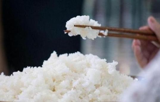 欧美日常很少以米饭为主食，中国人却三餐离不开米饭，外国友人尝遍中式米饭美食后感慨