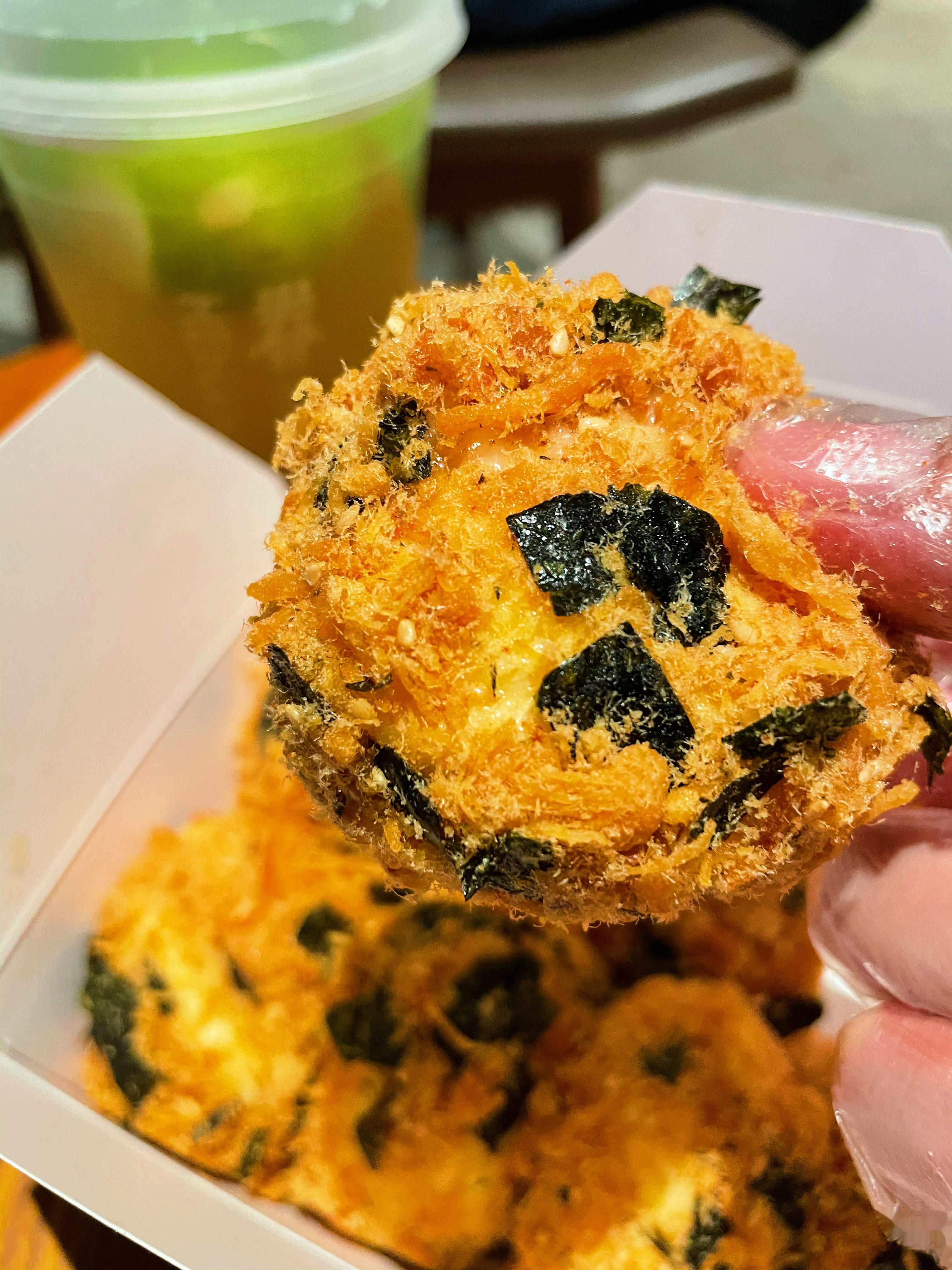 好久没吃酥松小贝，觉得没以前好吃了…  ​​​