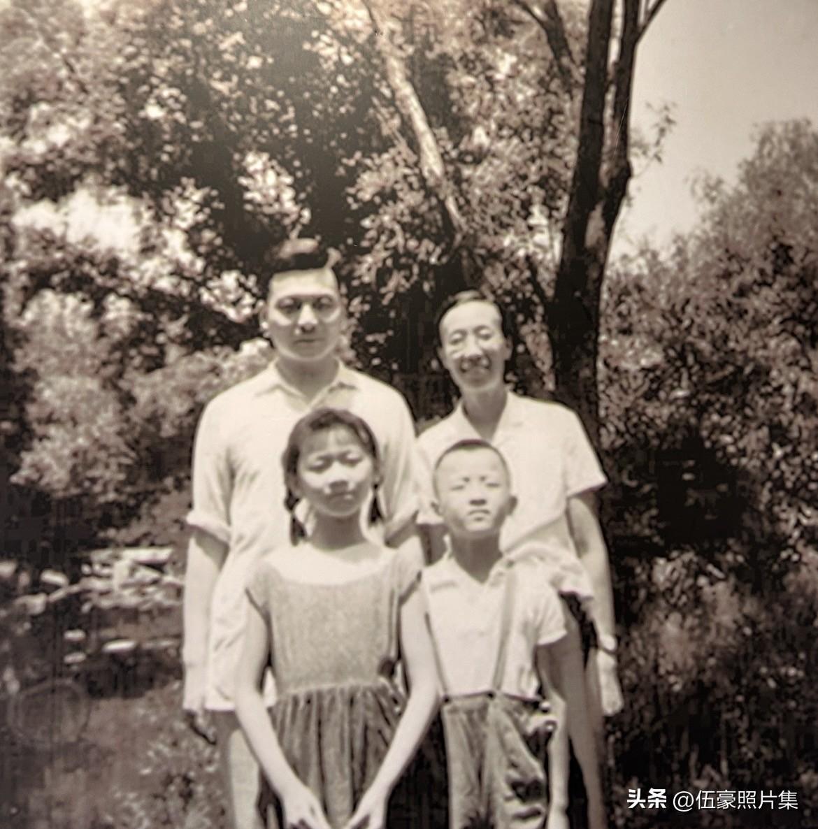 1962年，邓稼先、许鹿希夫妇和儿女在北大朗润园合影，难得的忙里偷闲的温馨时光。