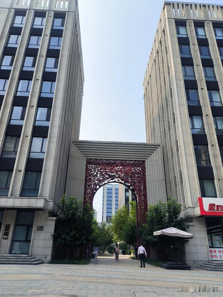 打卡天宁路旁，东湖云端产业园
 
坐标保定天宁路，东湖数据湾片区。
 
前几天路