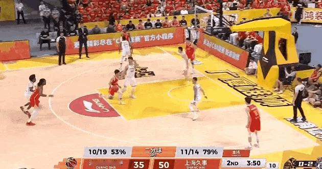 卢伟第二节很有针对性防布朗，其他人得分也无所谓，只要布朗不得分就行，这个策略目前