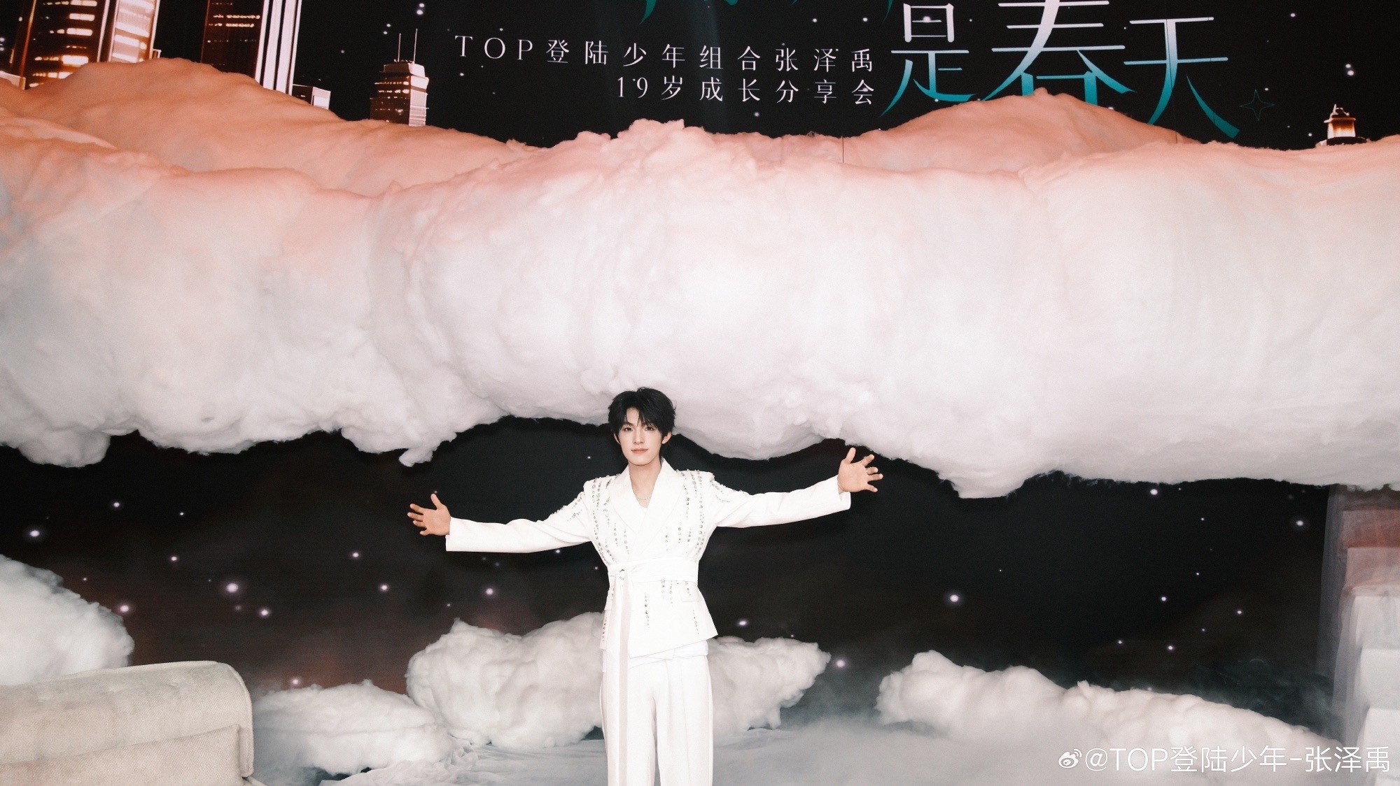 在最新的《歌手2026》全民举荐榜单中，暂列第一。作为新生代实力主唱，他的音乐潜