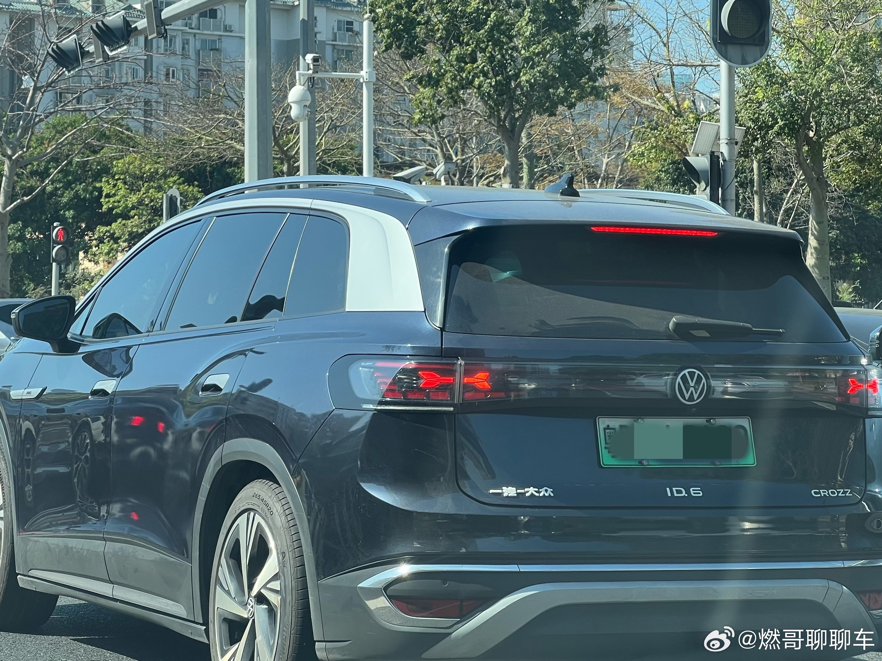 发现一个秘密，大众和小鹏的关系并不是从与众08开始的人ID.6的尾灯里，早就有小