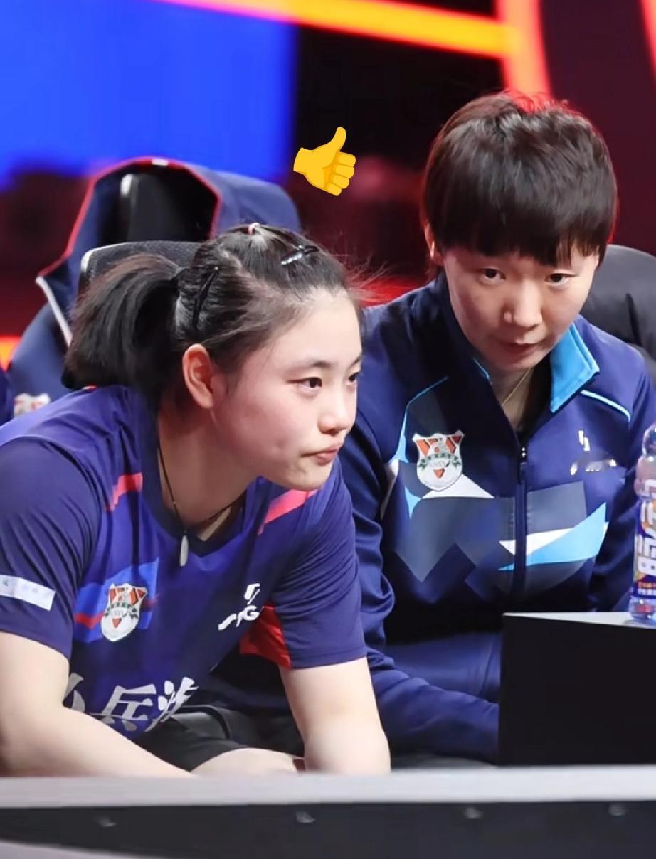 王曼昱真有大姐姐样啊！

这不乒超总决赛女团决赛上，徐弈因为自己的单打没拿到分，