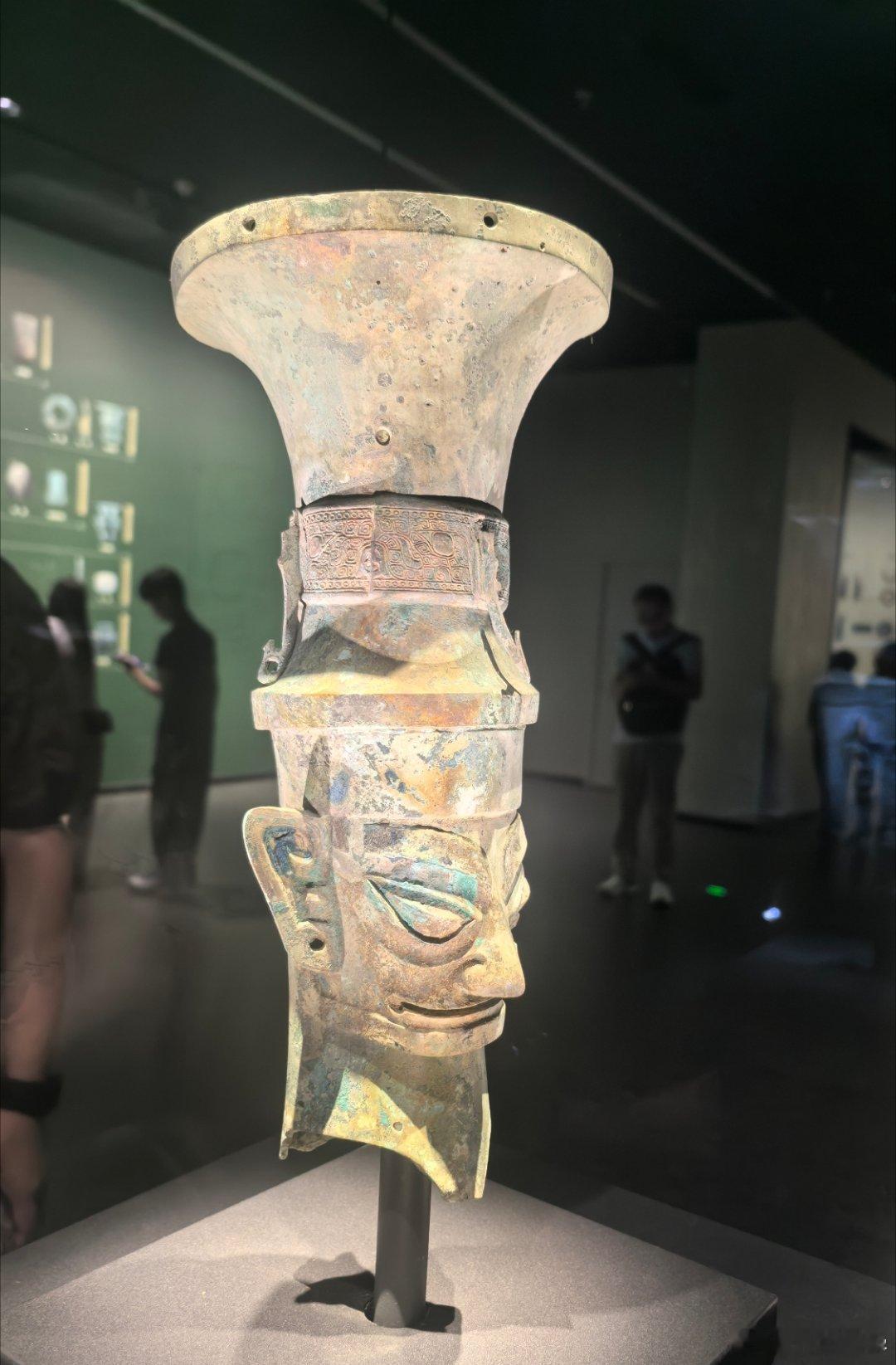 三星堆还是很值得一看，跟同时代的很不一样，我们还研究了半天那些了塑像为啥有一些梳