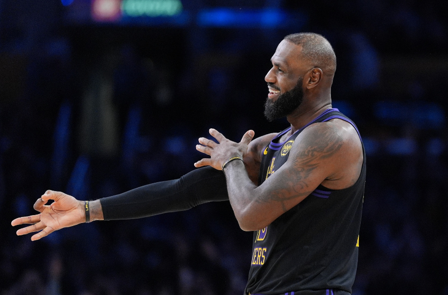 队记：詹姆斯在通过训练来避免坐骨神经痛复发 重点还需恢复体能今日，ESPN湖人随