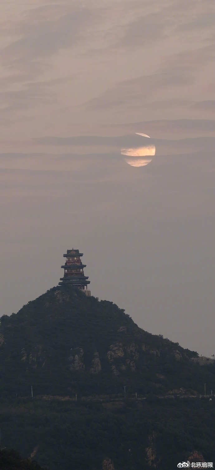 【#第一波月亮美图来了#】#今夜共赏同一轮明月# 你那里的月亮，圆了吗？无论你身