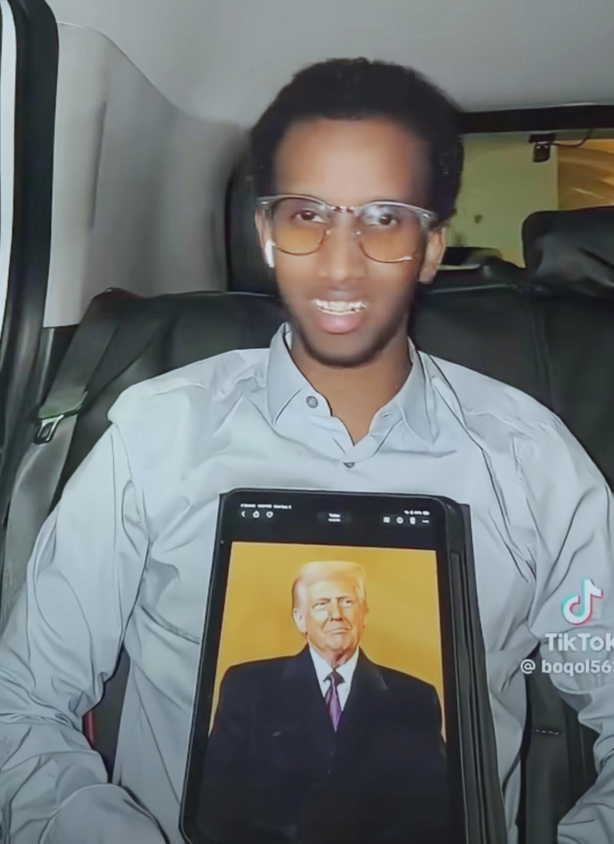 别看特朗普在地球上吆五喝六，牛气冲天，但是一个明尼苏达州的索马里移民怀抱着特朗普