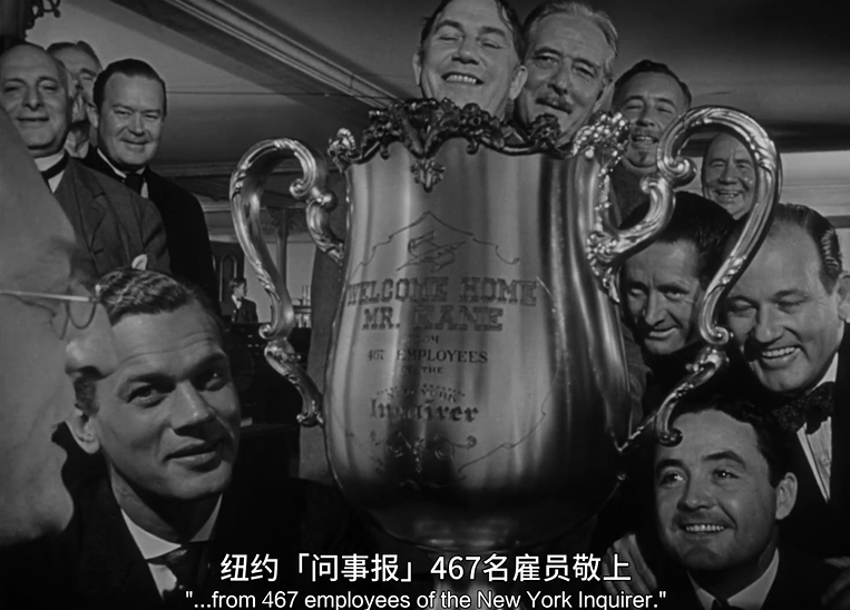 电影构图真的是很有趣的一件事，你永远不知道一张图里能从哪个缝里插进一个人头。全部