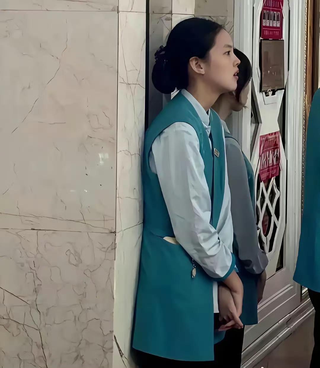 没想到这是杨超越早年在酒店打工时的照片，素颜素衣也挡不住灵气，难怪当时就是公认的