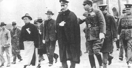 历史上的今日  1936年12月4日， 蒋 介 石 抵 达 西 安 ， 胁 迫 