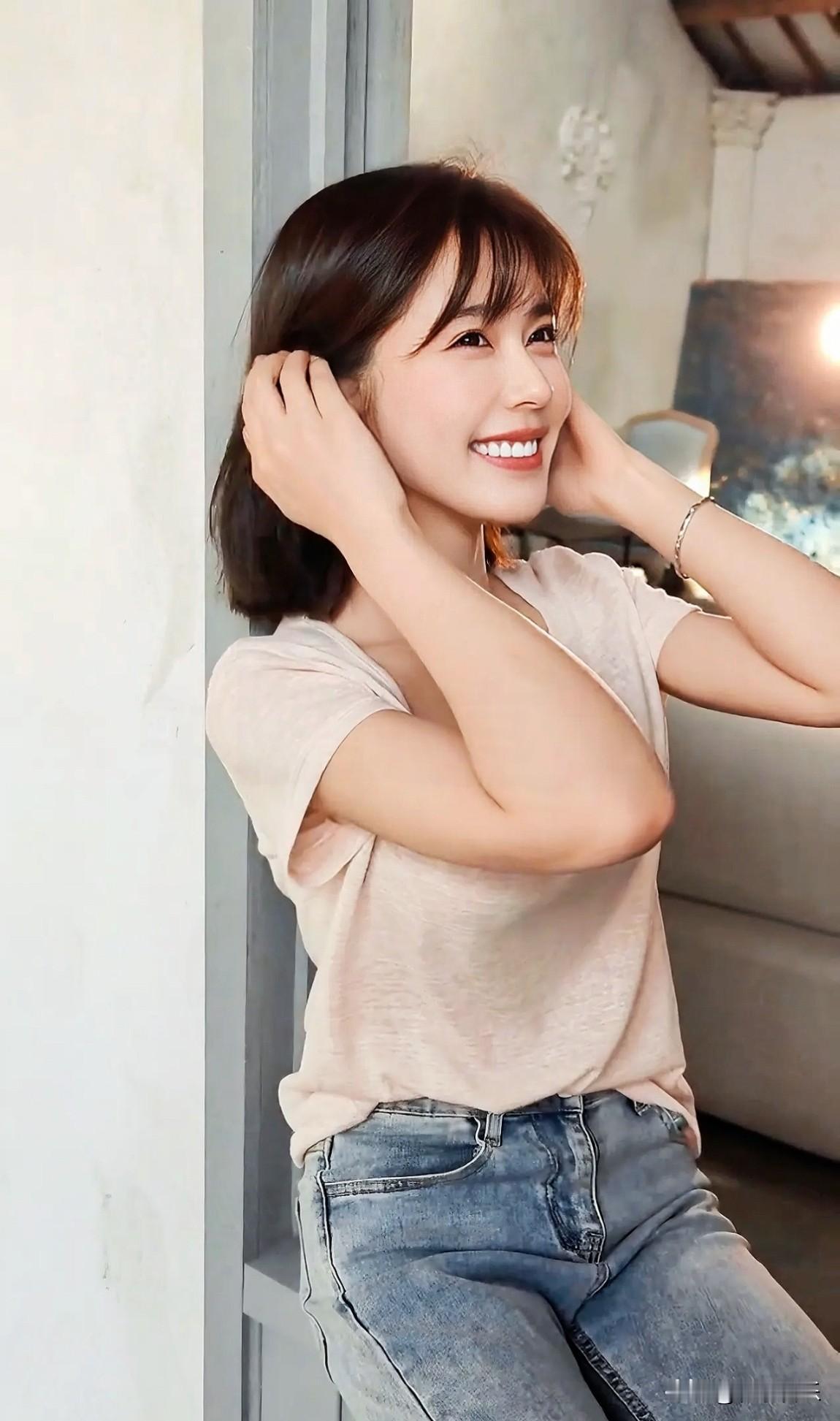 元气少女笑颜如花，简约穿搭尽显自然美！🌟✨
少女风写真照随拍所见的美好 分享随