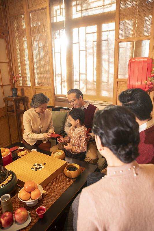 去年小外孙凑我耳边偷偷说“外婆我妈说您偷偷给表哥塞了大红包”，我直接掏出手机把俩