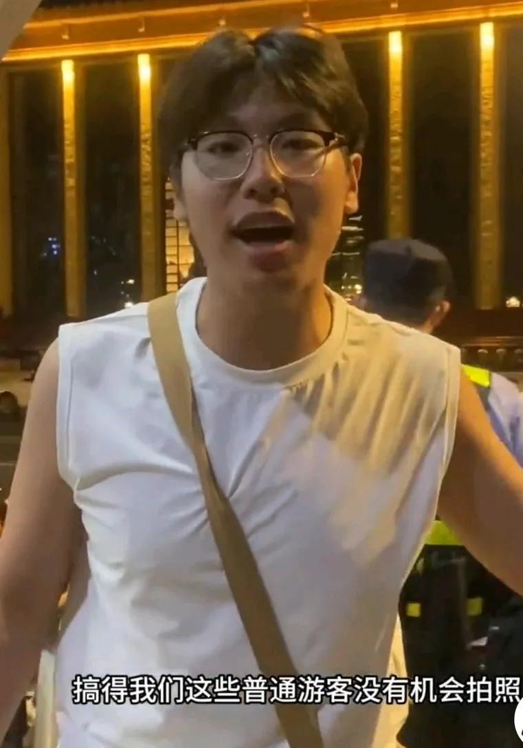 江西南昌，游客发视频吐槽：八一广场商业摄影师长期霸占最佳拍照点位，影响游览秩序，