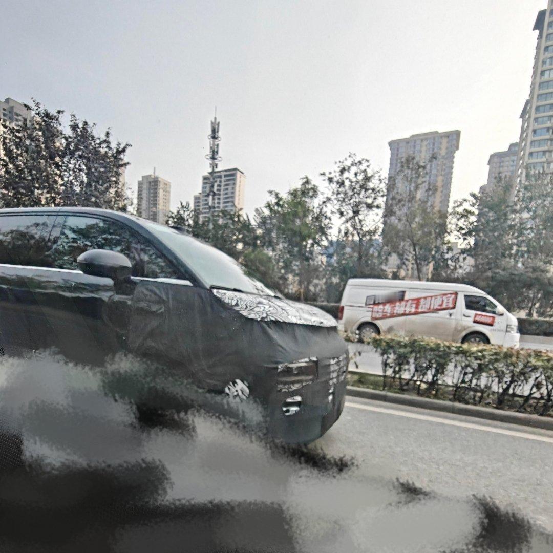 🔻银河翼真V900伪装测试车汽场全开大v聊车 ​​​