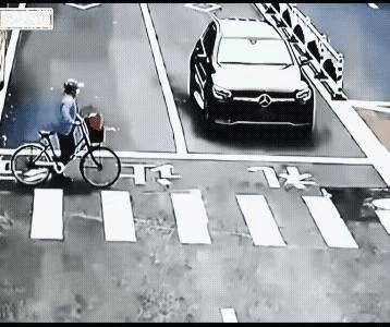 推自行车的大哥明明知道斑马线不能骑，却还是紧赶慢赶“冲”过去，估计心里想着“路上